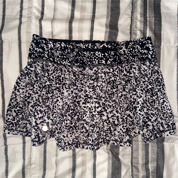lululemon athletica Dresses & Skirts - Lululemon Pace Rival Skirt - size 6